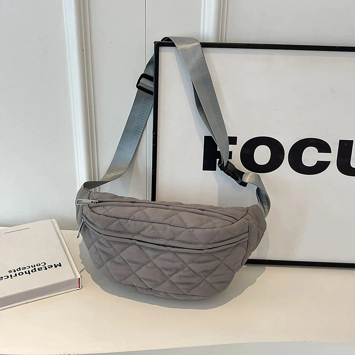 Sac banane femme matelassé en nylon, trois poches zippées, gris