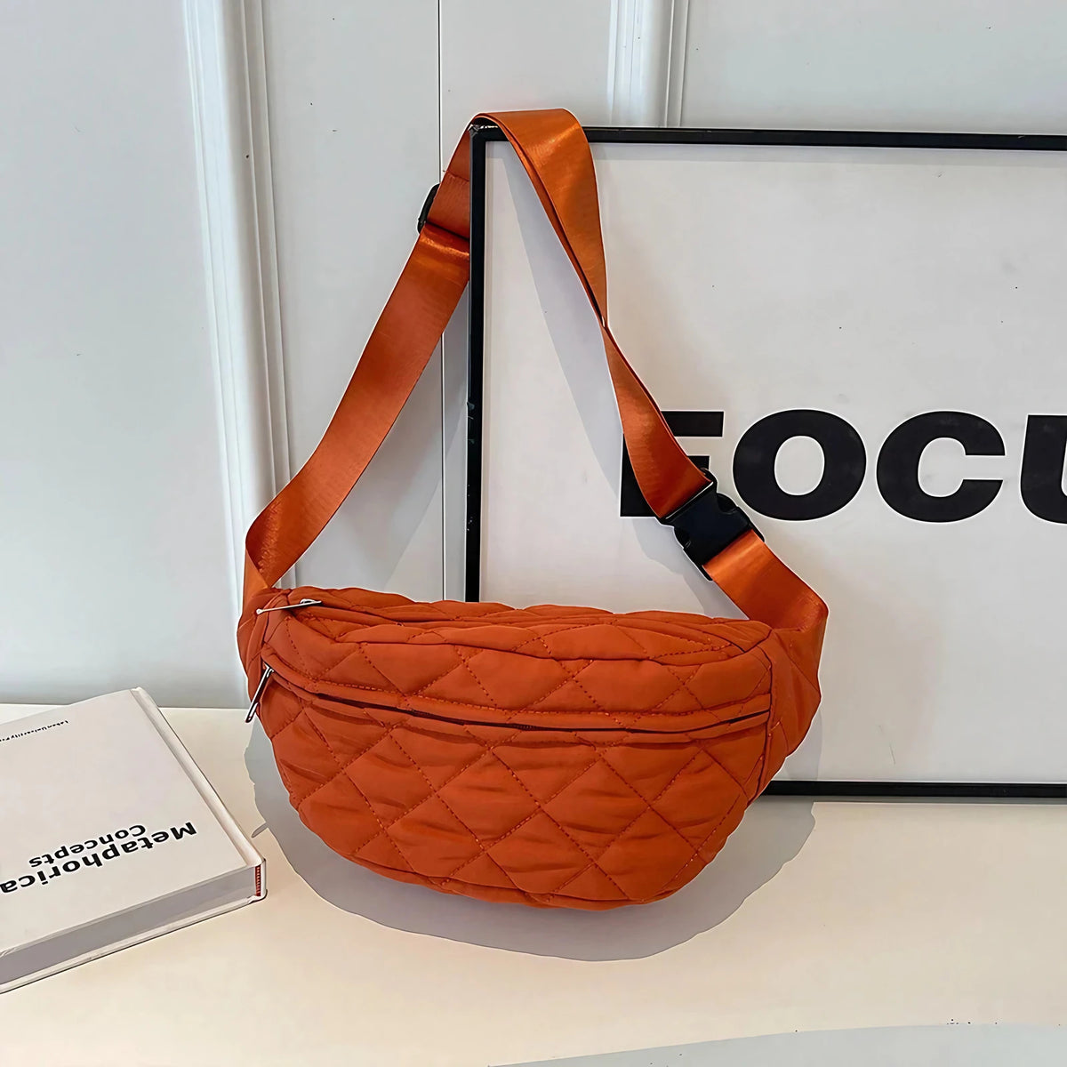 Sac banane femme matelassé en nylon, trois poches zippées, orange