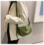 Sac banane vert femme en similicuir grainé, zip doré
