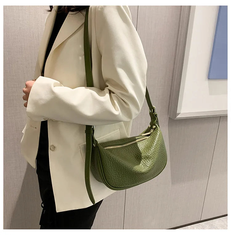 Sac banane vert femme en similicuir grainé, zip doré