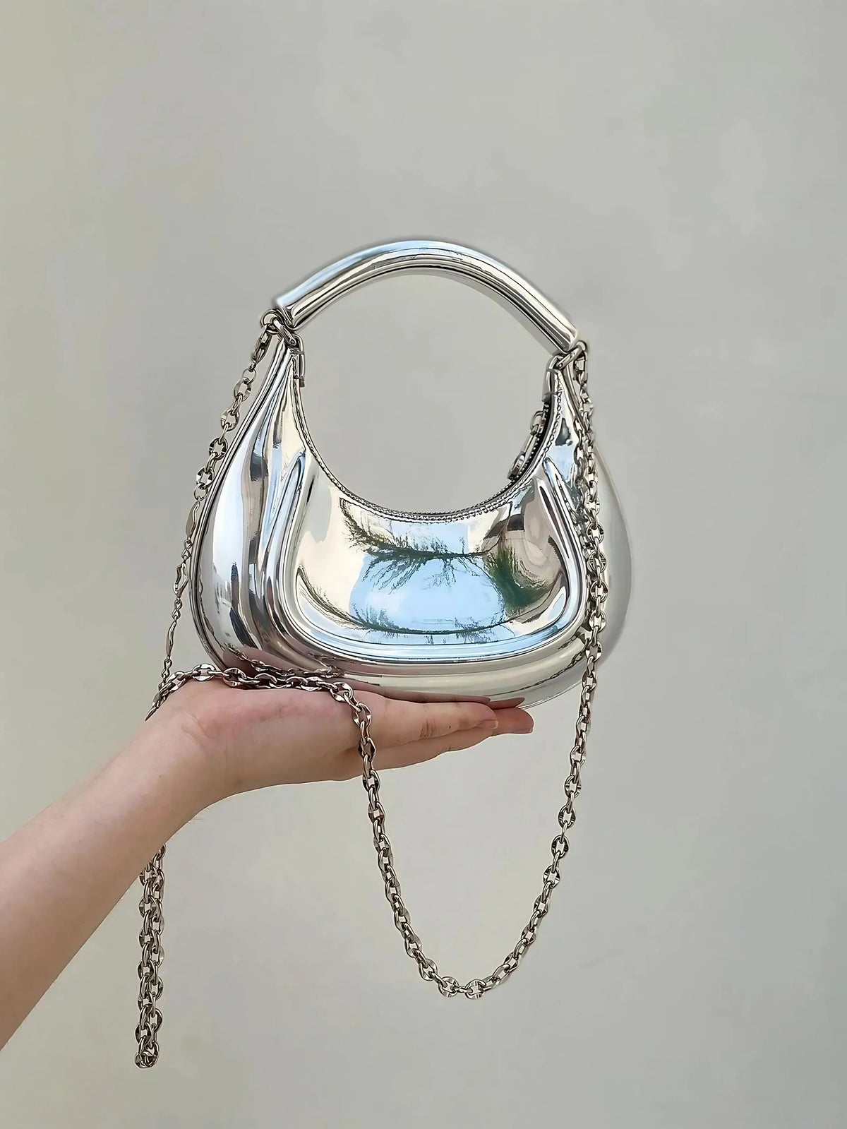 Sac bandoulière argenté demi-lune, anse et chaîne à maillons, argenté