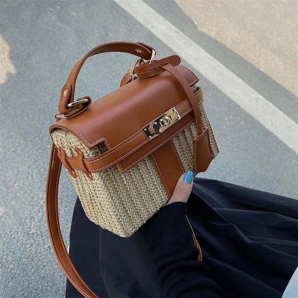 Petit sac carré femme à rabat et loquet, bandoulière amovible
