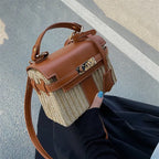 Petit sac carré femme à rabat et loquet, bandoulière amovible