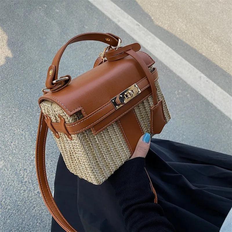 Petit sac carré femme à rabat et loquet, bandoulière amovible