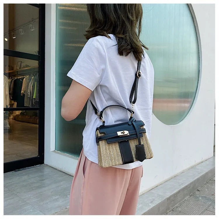Petit sac carré femme à rabat et loquet, bandoulière amovible