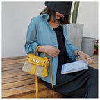 Petit sac carré femme à rabat et loquet, bandoulière amovible