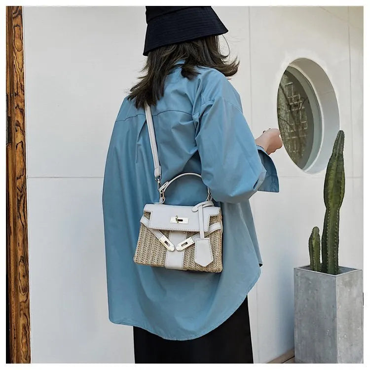 Petit sac carré femme à rabat et loquet, bandoulière amovible