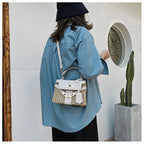 Petit sac carré femme à rabat et loquet, bandoulière amovible