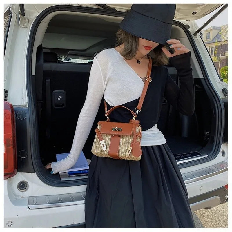 Petit sac carré femme à rabat et loquet, bandoulière amovible