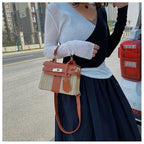 Petit sac carré femme à rabat et loquet, bandoulière amovible