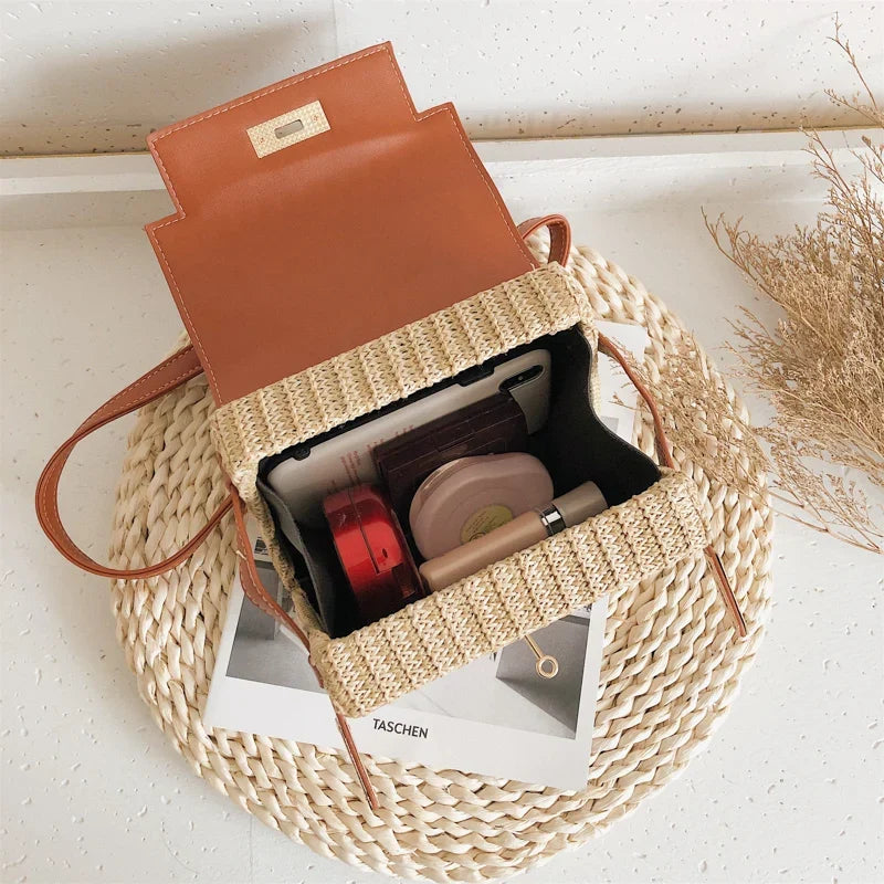Petit sac carré femme à rabat et loquet, bandoulière amovible