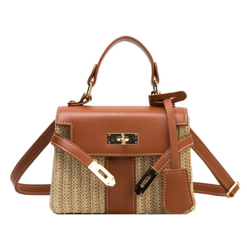 Petit sac carré femme à rabat et loquet, bandoulière amovible, marron