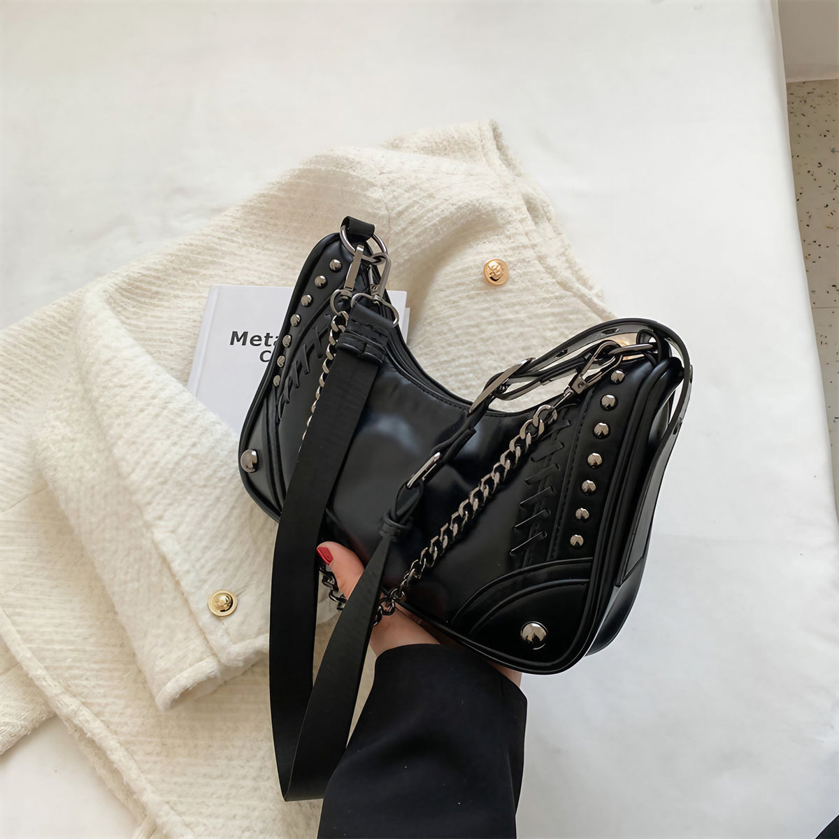 Sac besace femme clouté noir, bandoulière réglable, noir