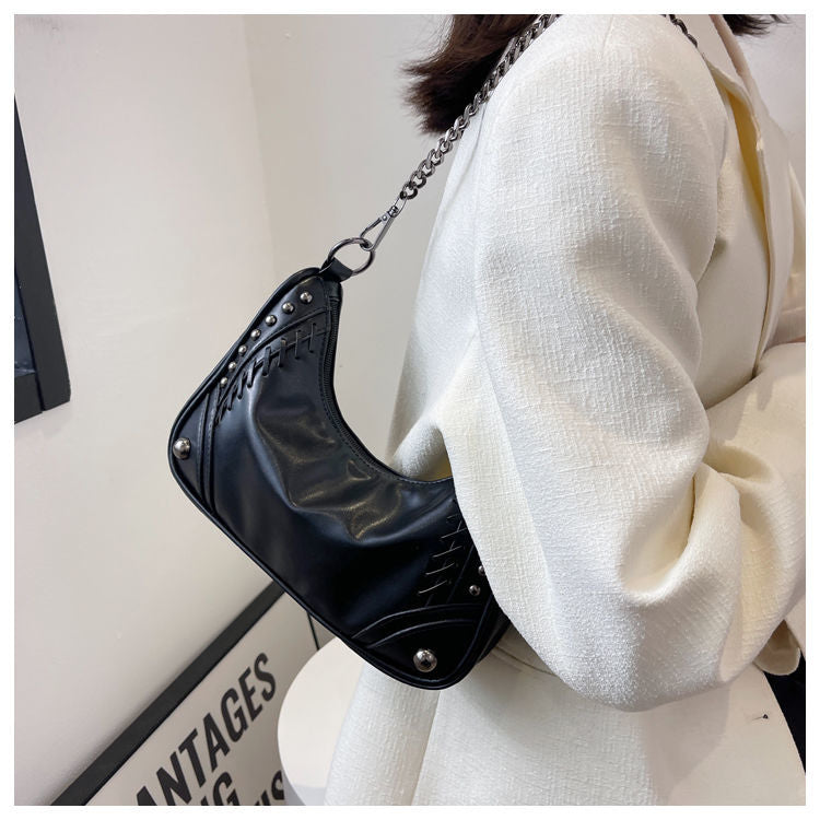 Sac besace femme clouté noir, bandoulière réglable