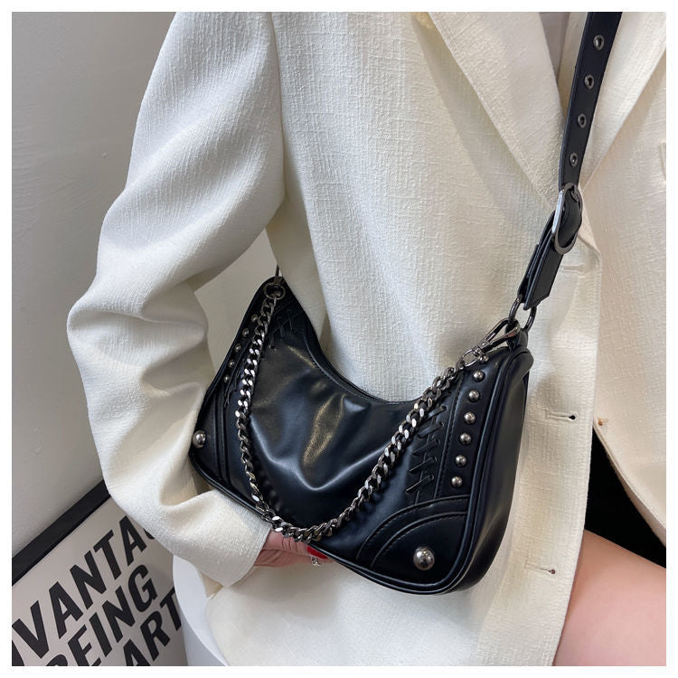 Sac besace femme clouté noir, bandoulière réglable