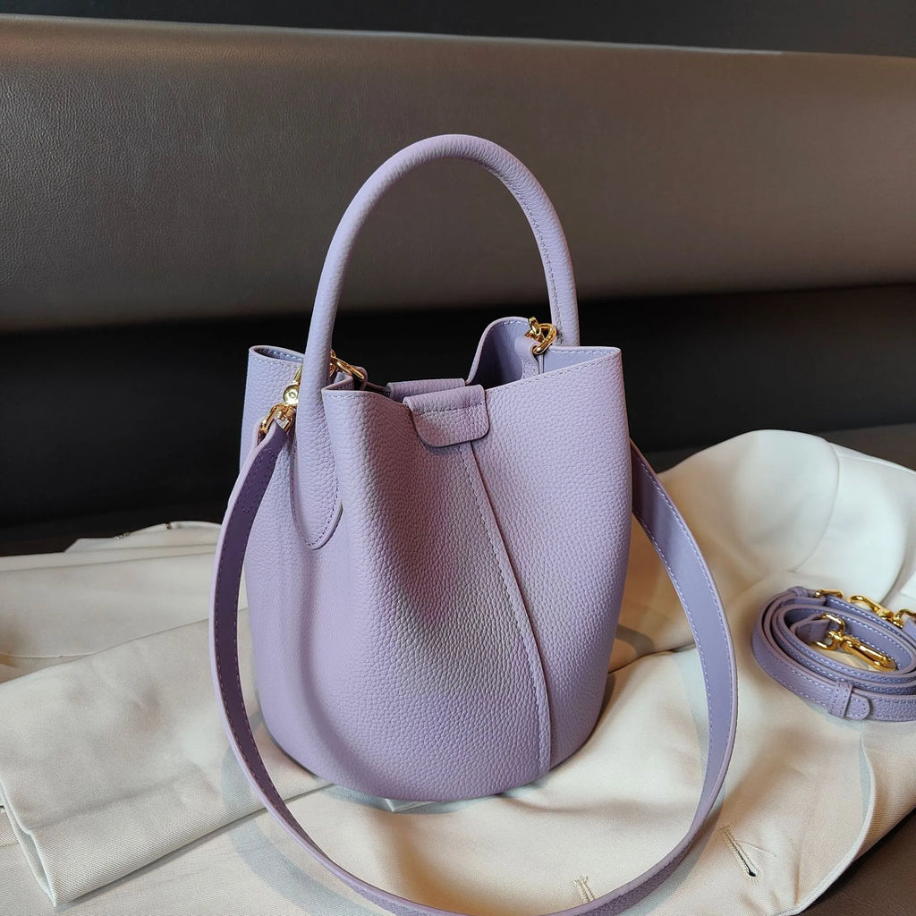 Petit sac seau femme en cuir grainé, anse rigide arrondie, lilas