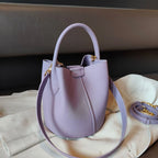 Petit sac seau femme en cuir grainé, anse rigide arrondie, lilas