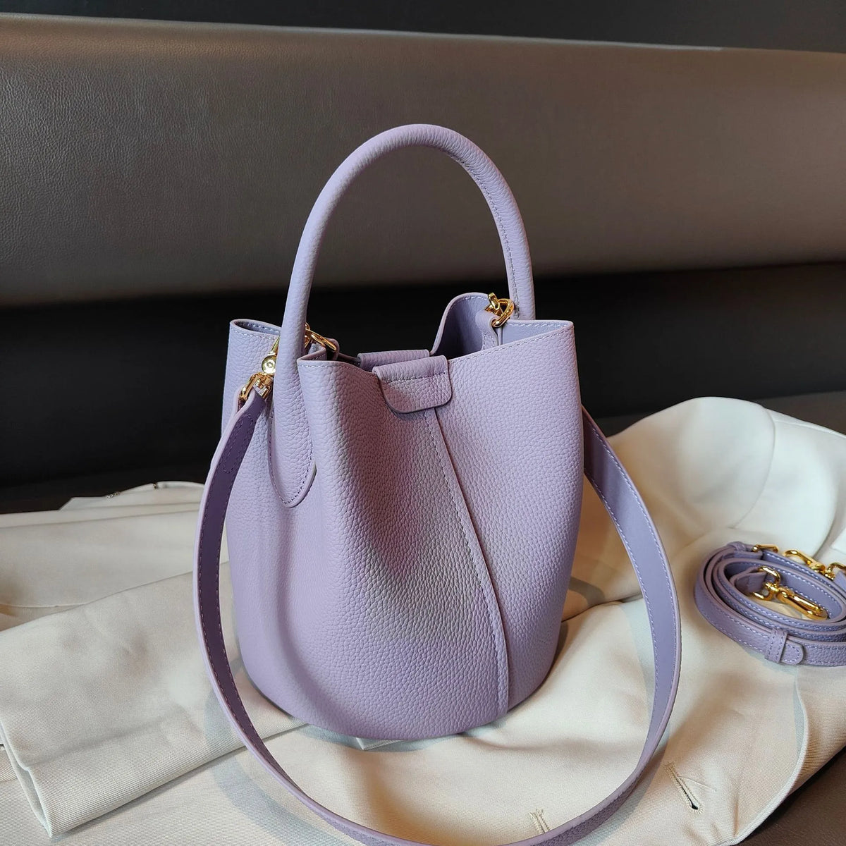 Petit sac seau femme en cuir grainé, anse rigide arrondie, lilas