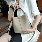 Petit sac seau femme en cuir grainé, anse rigide arrondie