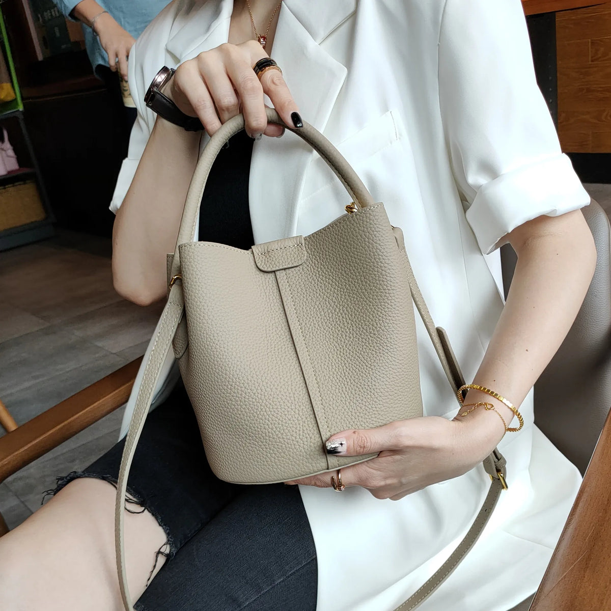 Petit sac seau femme en cuir grainé, anse rigide arrondie
