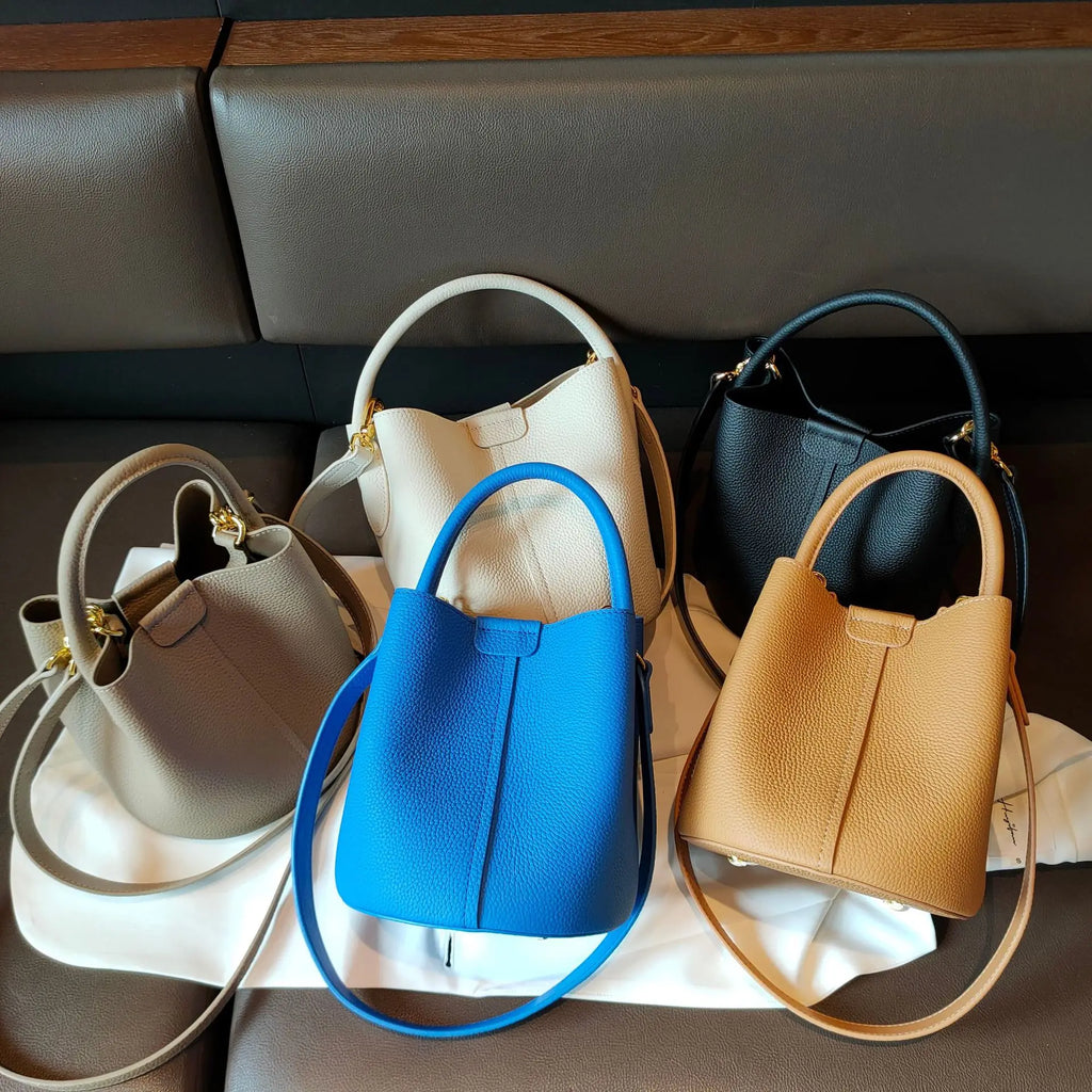 Petit sac seau femme en cuir grainé, anse rigide arrondie