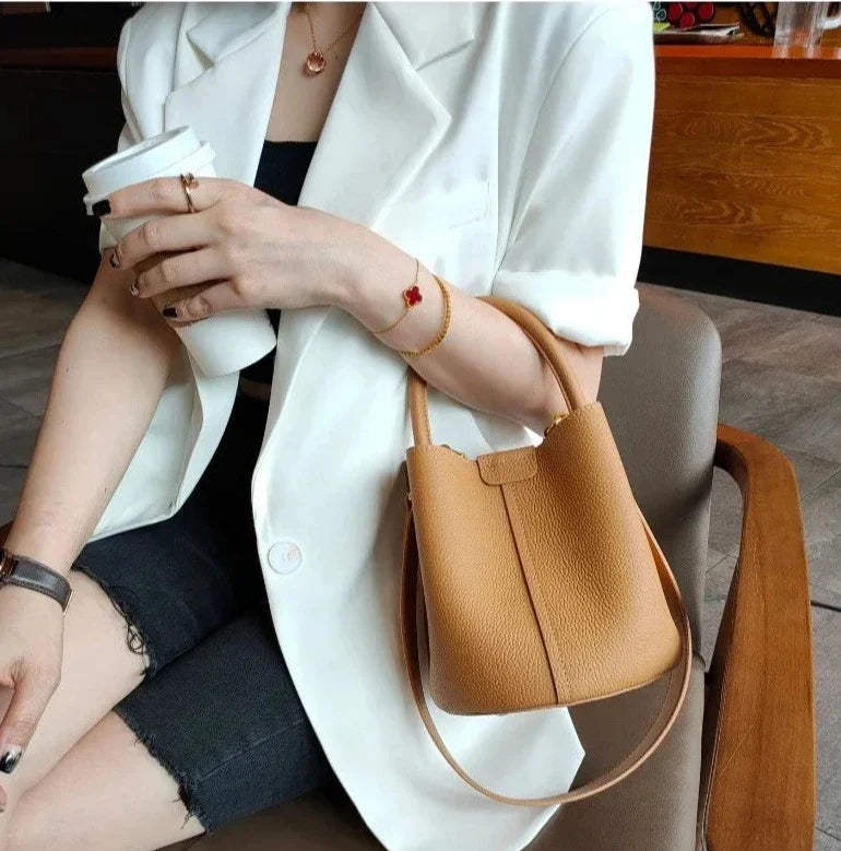 Petit sac seau femme en cuir grainé, anse rigide arrondie