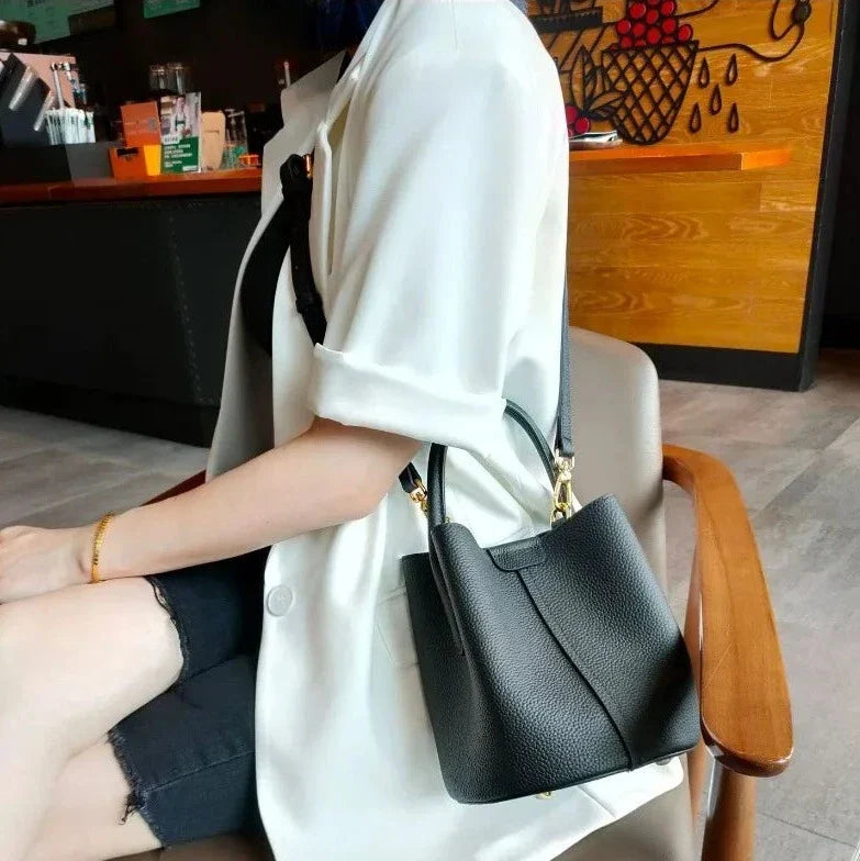 Petit sac seau femme en cuir grainé, anse rigide arrondie