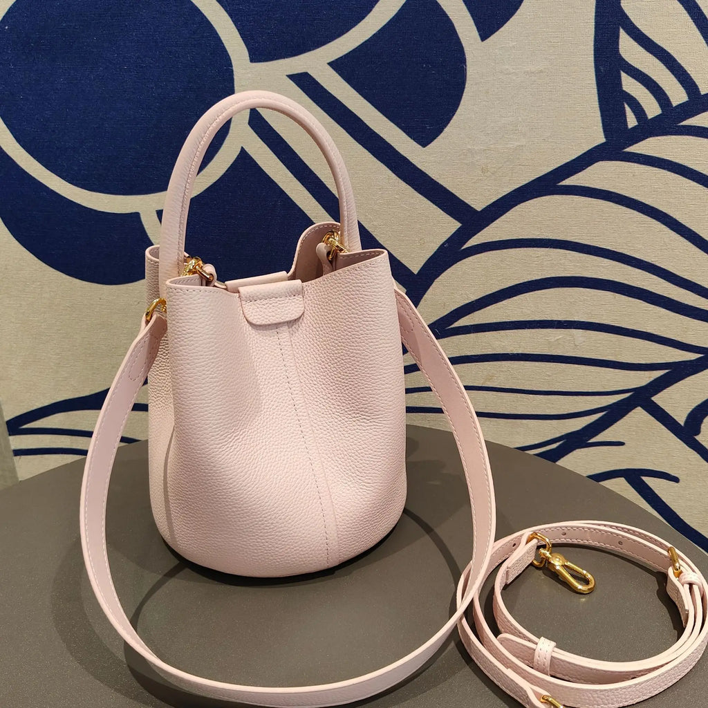 Petit sac seau femme en cuir grainé, anse rigide arrondie, rose pâle