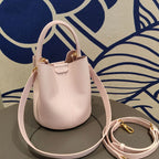 Petit sac seau femme en cuir grainé, anse rigide arrondie, rose pâle