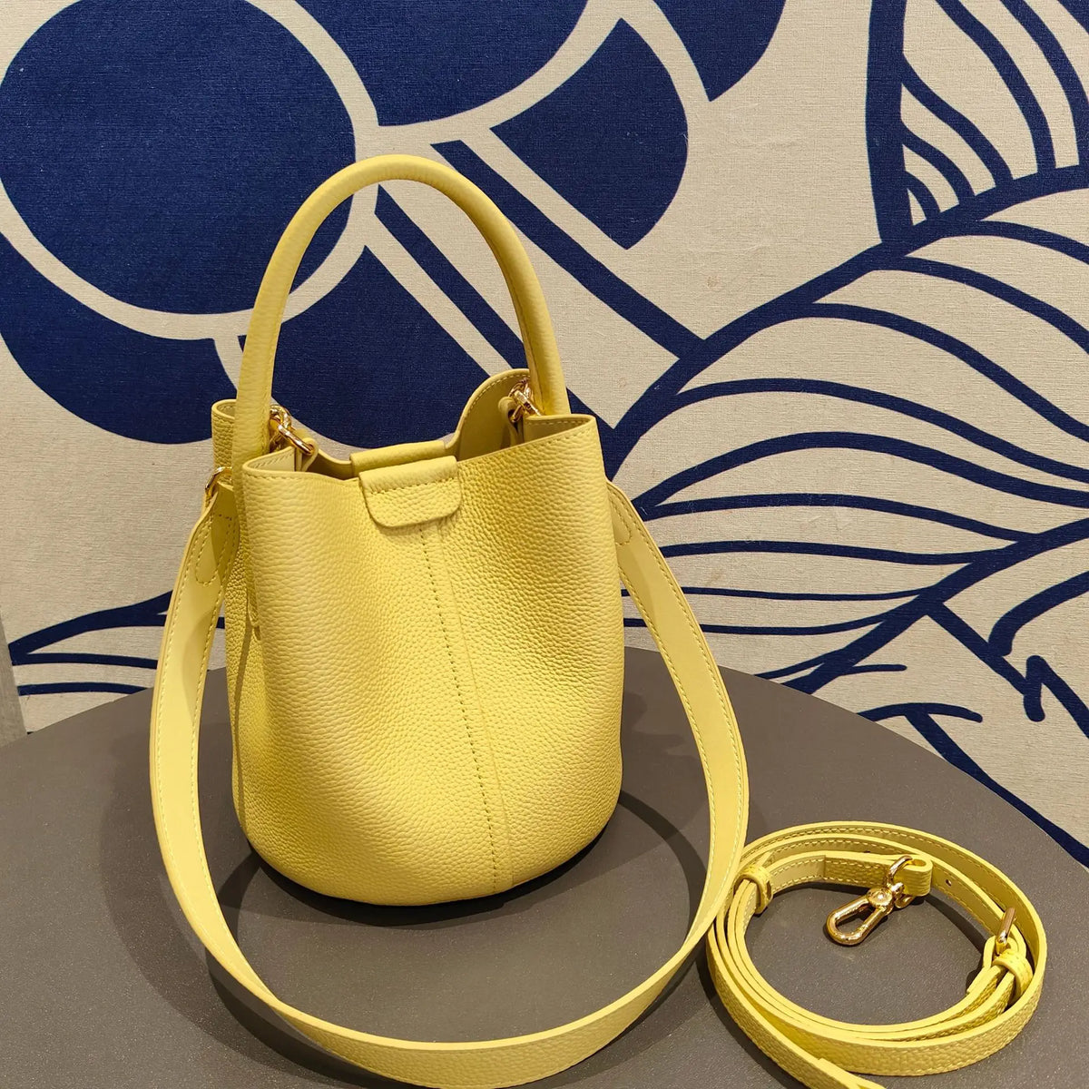 Petit sac seau femme en cuir grainé, anse rigide arrondie, jaune