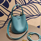 Petit sac seau femme en cuir grainé, anse rigide arrondie, bleu canard