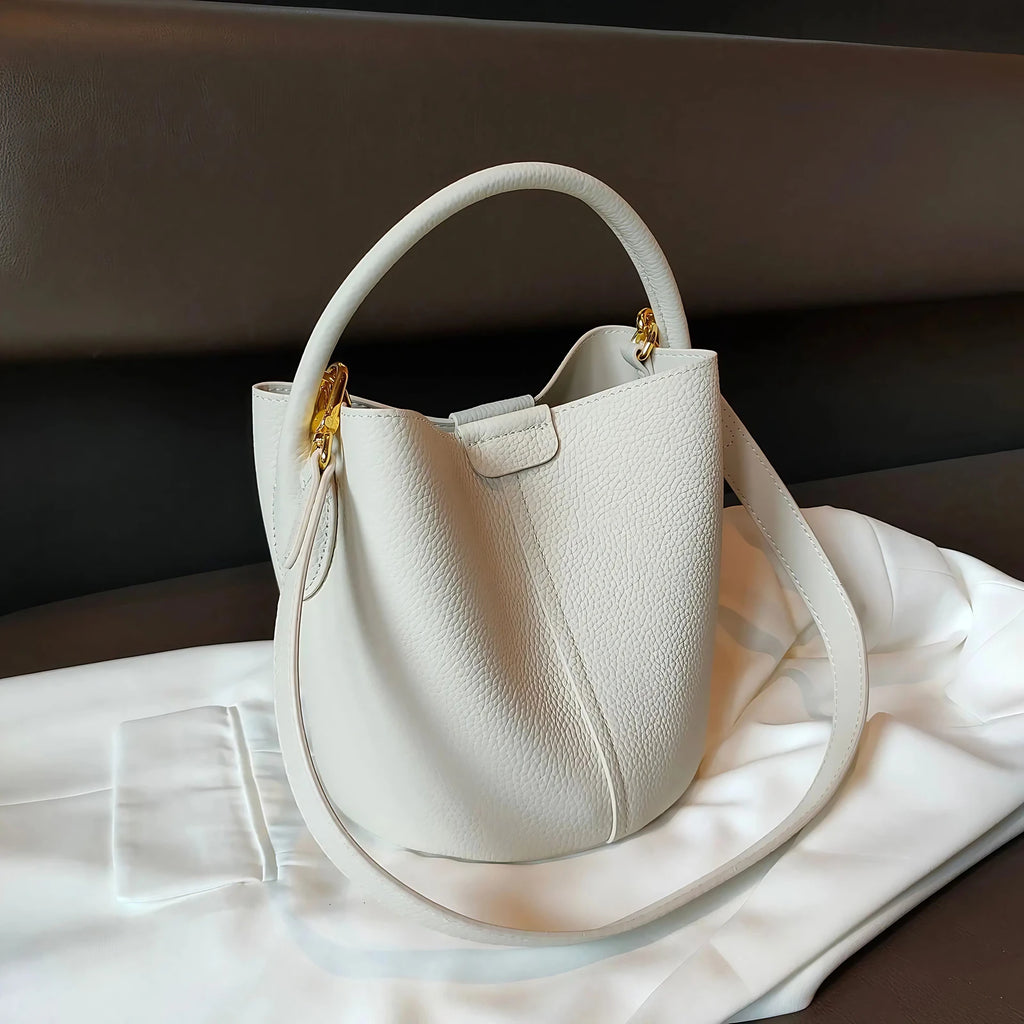Petit sac seau femme en cuir grainé, anse rigide arrondie, crème