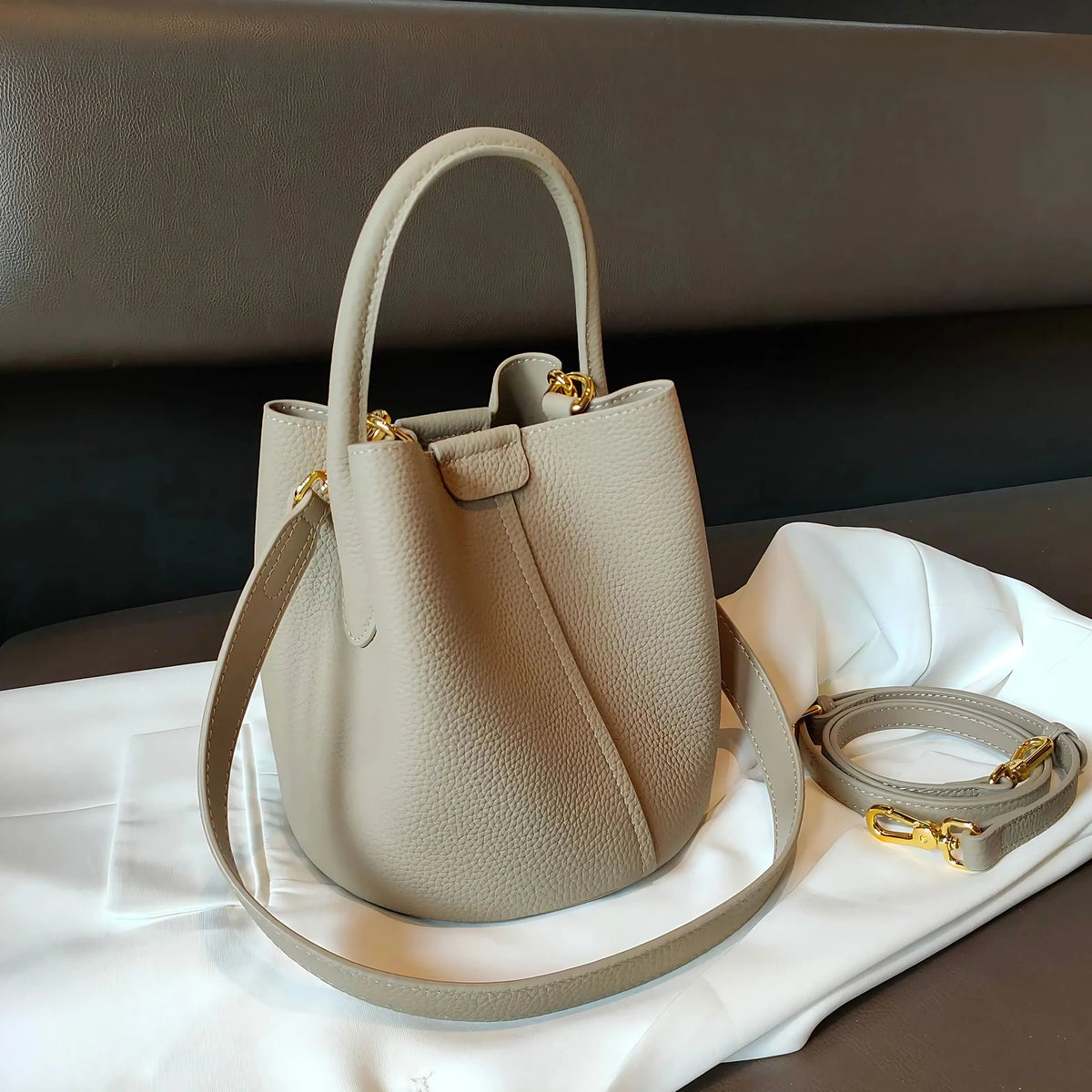 Petit sac seau femme en cuir grainé, anse rigide arrondie, gris