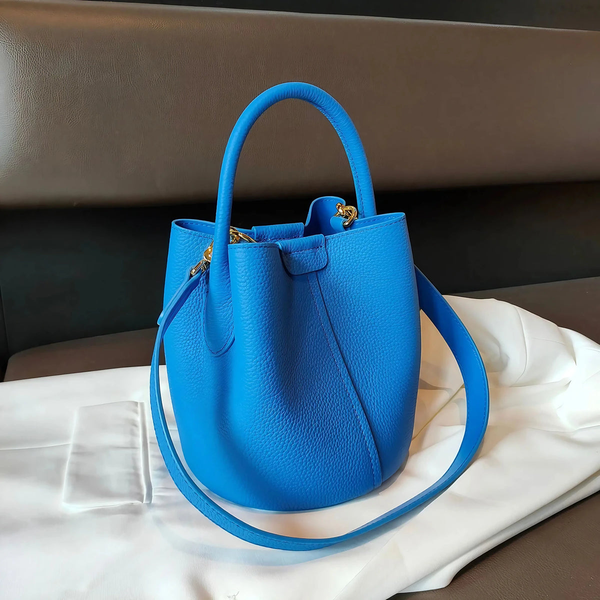 Petit sac seau femme en cuir grainé, anse rigide arrondie, bleu