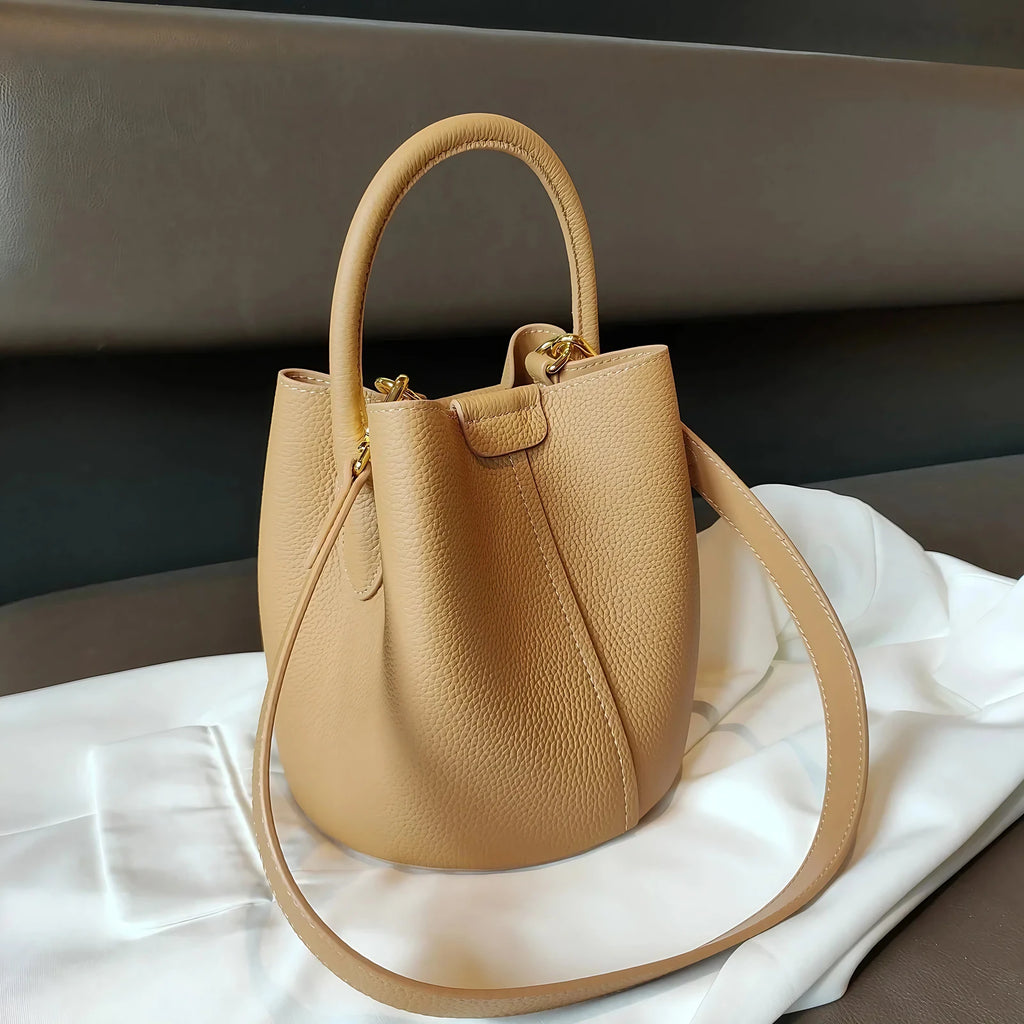 Petit sac seau femme en cuir grainé, anse rigide arrondie, camel