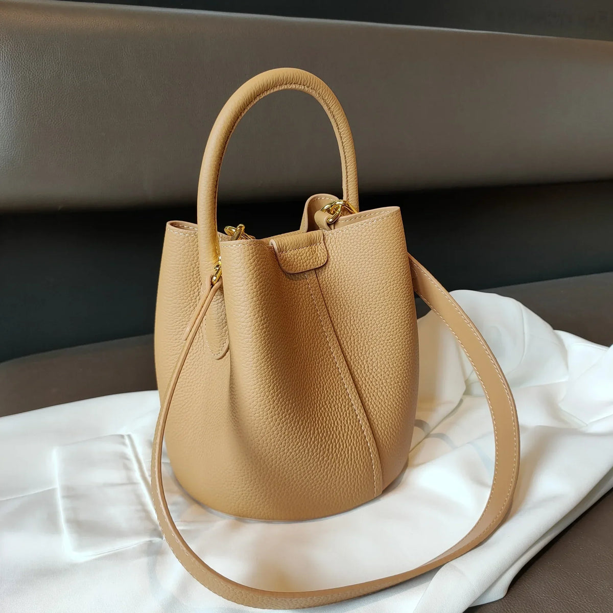 Petit sac seau femme en cuir grainé, anse rigide arrondie, camel