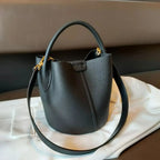 Petit sac seau femme en cuir grainé, anse rigide arrondie, noir