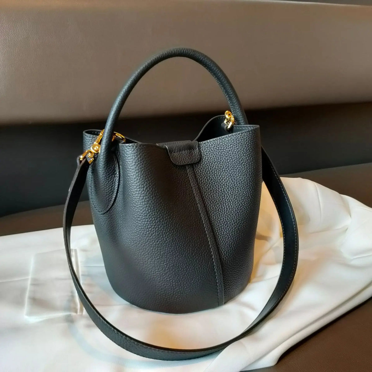Petit sac seau femme en cuir grainé, anse rigide arrondie, noir