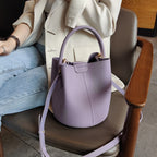 Petit sac seau femme en cuir grainé, anse rigide arrondie