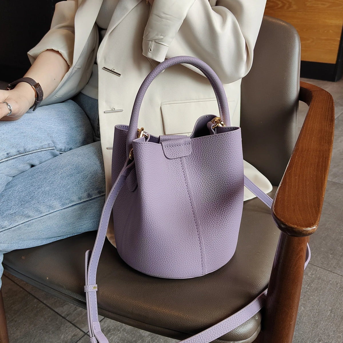 Petit sac seau femme en cuir grainé, anse rigide arrondie