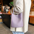 Petit sac seau femme en cuir grainé, anse rigide arrondie
