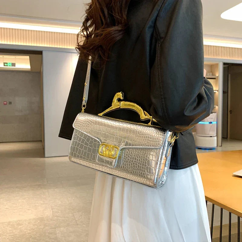 Sac bandoulière femme argenté à poignée en forme de léopard