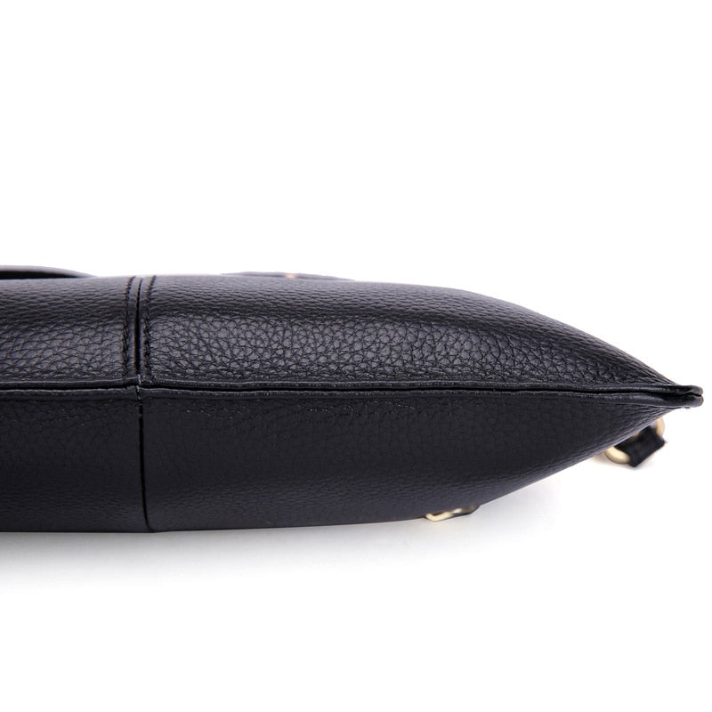 Sac bandoulière forme enveloppe en cuir grainé noir