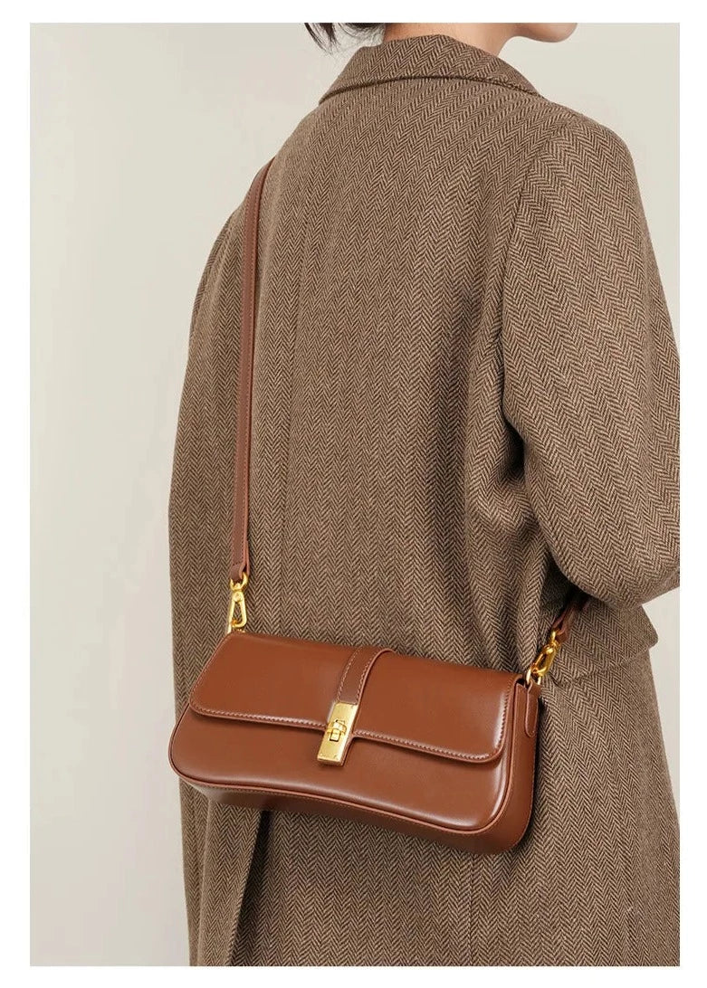 Sac bandoulière femme marron en cuir fendu, rabat à loquet doré