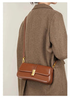 Sac bandoulière femme marron en cuir fendu, rabat à loquet doré