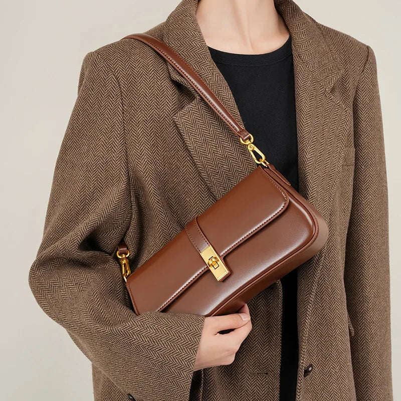 Sac bandoulière femme marron en cuir fendu, rabat à loquet doré