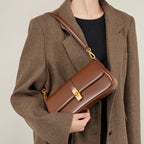 Sac bandoulière femme marron en cuir fendu, rabat à loquet doré