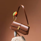 Sac bandoulière femme marron en cuir fendu, rabat à loquet doré