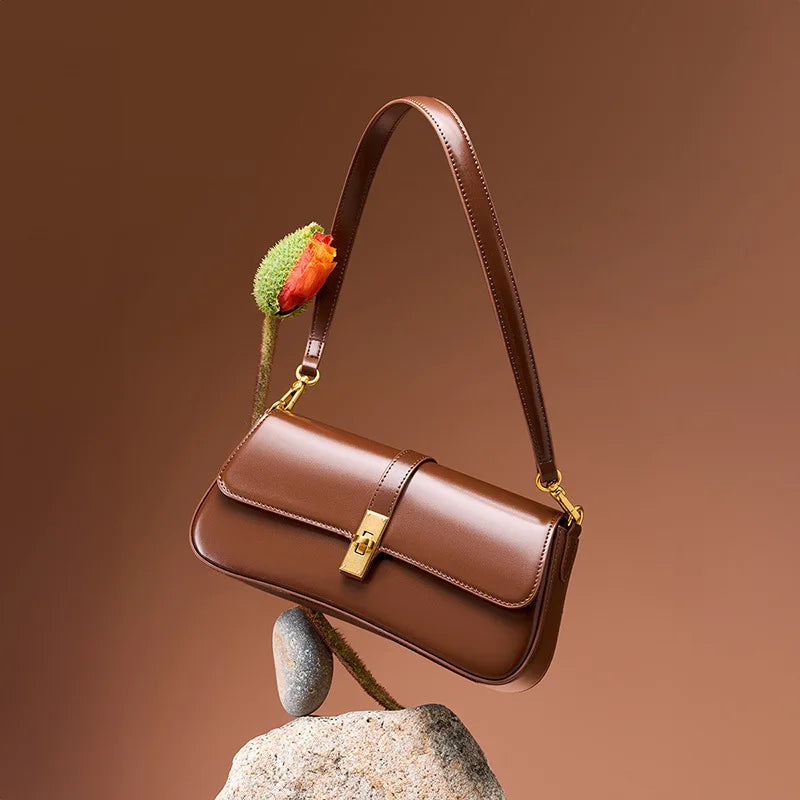 Sac bandoulière femme marron en cuir fendu, rabat à loquet doré