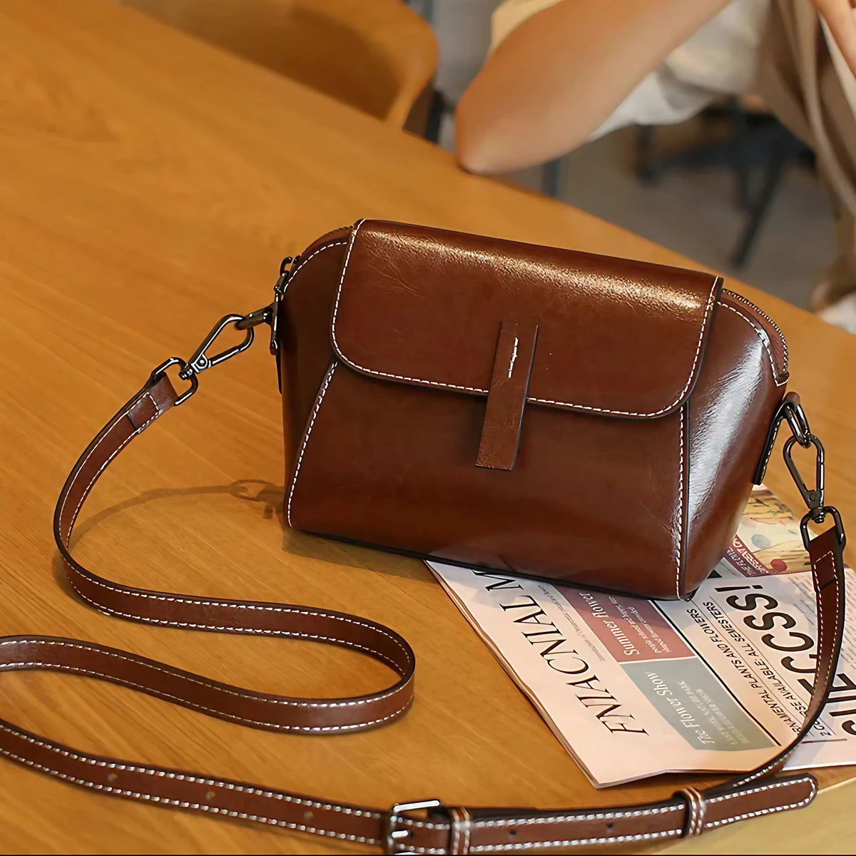 Petit sac bandoulière femme en similicuir, rabat aimanté, marron